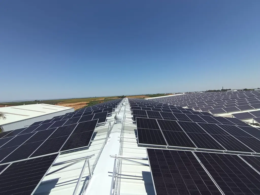 Autoconsumo solar de 200 kW sobre varias naves en el entorno de Écija