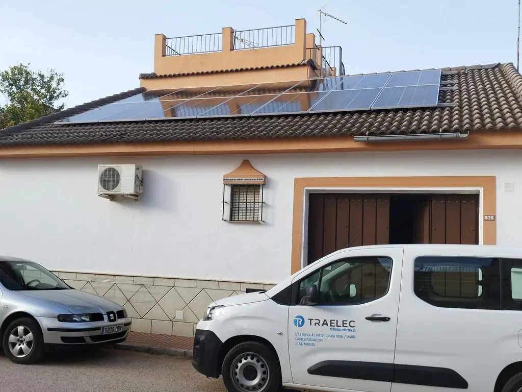 Instalación de placas solares en una vivienda de Cañada Rosal