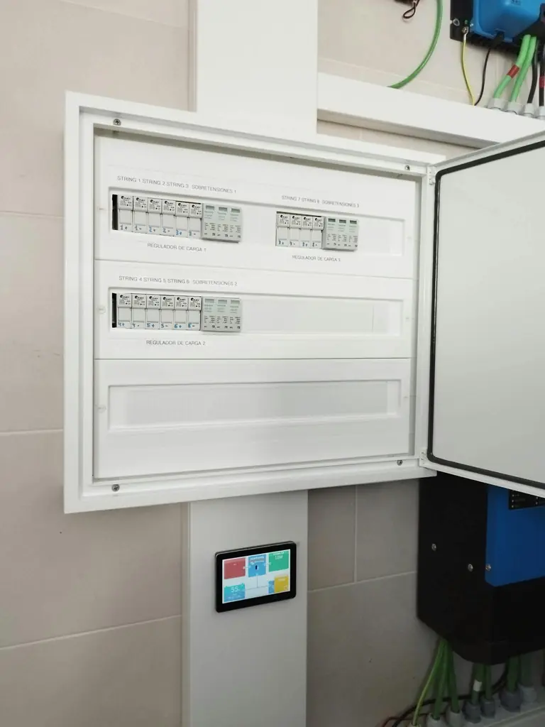 Instalación solar aislada con baterías en una casa de campo de El Campillo