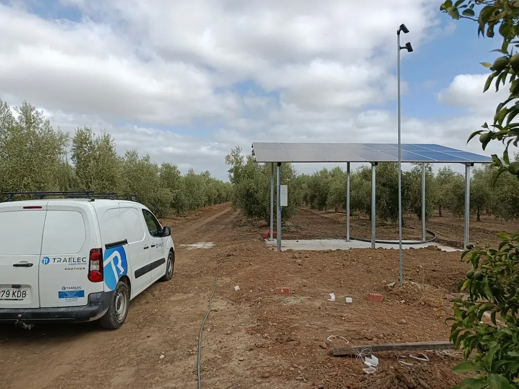 Instalación de bombeo solar para riego en una finca de El Campillo