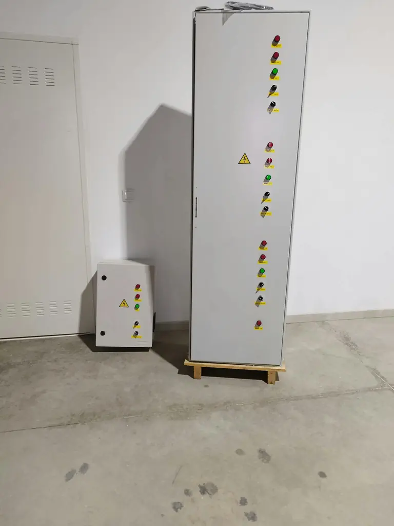 Cuadro de control para bombeo solar montado por TRAELEC, electricistas de El Campillo