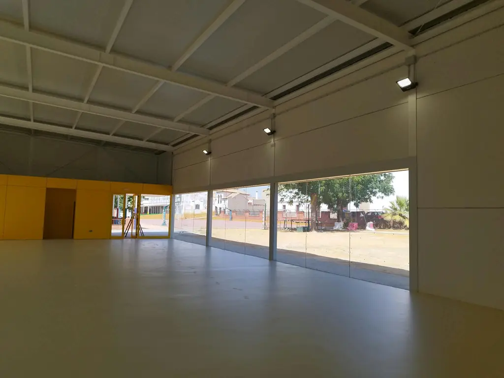 Instalación eléctrica del gimnasio de un instituto en La Luisiana