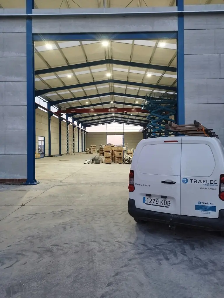 Alumbrado LED y distribución eléctrica en una nave de La Luisiana