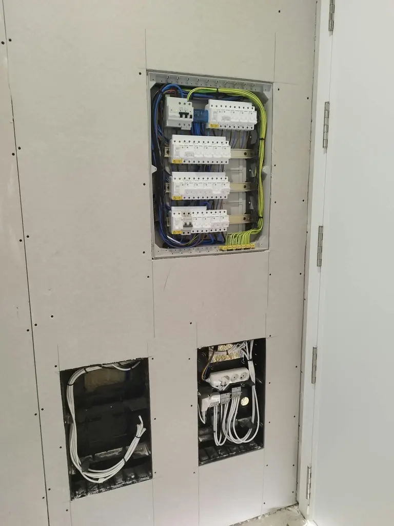 Cuadro eléctrico de vivienda instalado por TRAELEC, electricistas en Cañada Rosal
